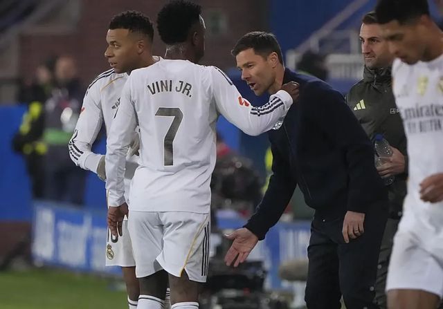 Xabi Alonso camina sobre el fino alambre de la pegada