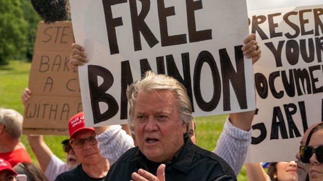 Steve Bannon, aliat al lui Trump,s-a predat pentru a executa o pedeaspă cu închisoarea pentru sfidare
