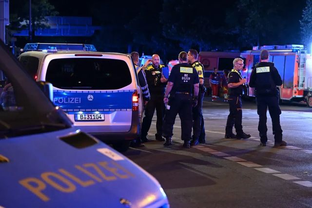 Cel puțin o persoană a murit și 16 au fost rănite după ce un vehicul a intrat în mulțime la parada Pride din Berlin