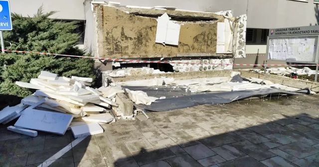 Ve slovenském Komárnu se zřítil kus střechy úřadu, jeden člověk zemřel