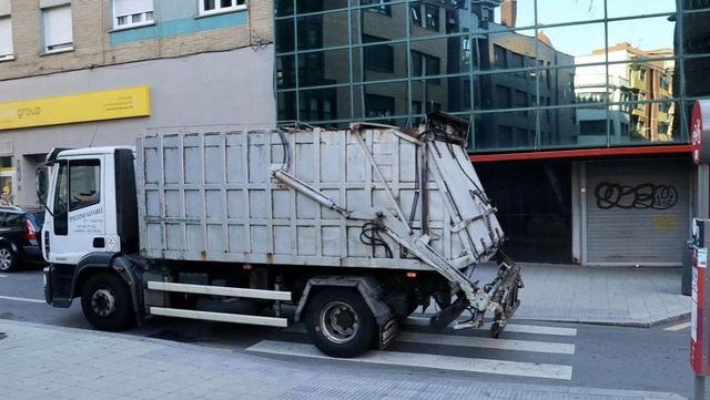 Muere una anciana atropellada por un camión de la basura en Gijón