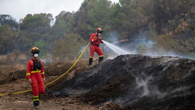 Muere un auxiliar forestal que trabajaba en la extinción del incendio de Tarragona
