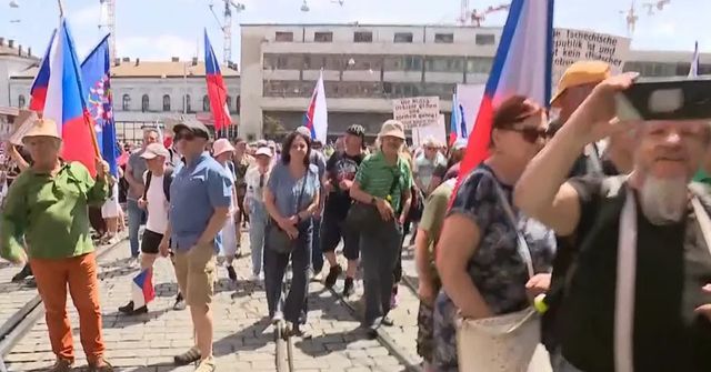 Stovky lidí se vydaly na pochod proti sjezdu sudetských Němců v Brně