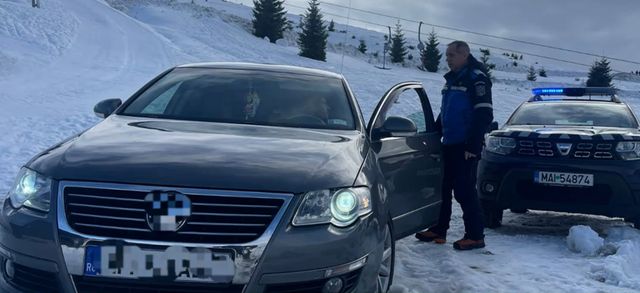 Un turist a rămas blocat în zăpadă după ce a vrut să traverseze pârtia cu mașina, să-și ducă bagajul la hotel