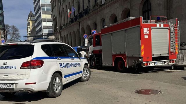 Сигнал за бомба блокира улица в центъра на София
