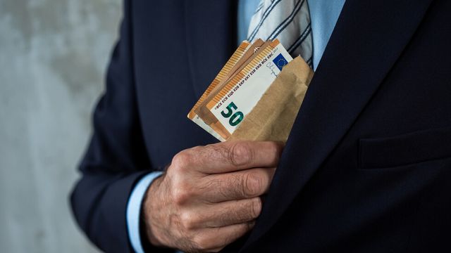Софиянец даде 40 000 евро подкуп на областния на Добрич, за да получи стотици декари земя