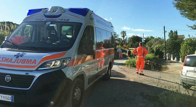 Incidente a Lido di Camaiore, auto si scontra con due vetture e investe 8 persone: due morti e sei feriti