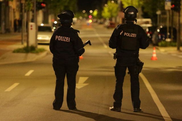 Sparatoria in fabbrica in Germania, due morti e killer in fuga