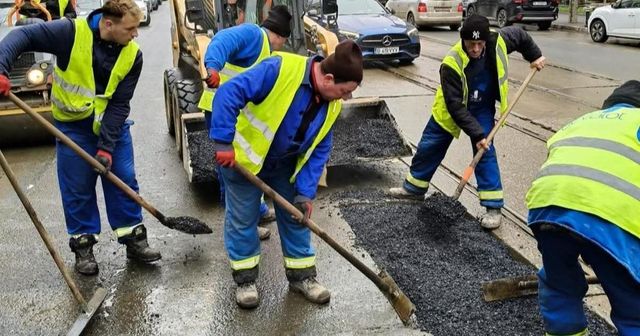 Cum explică Primăria gropile uriașe de pe străzile din București: „Au aruncat cu mii și mii de tone de sare, în neștire”