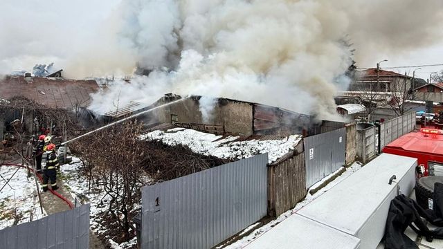 Incendiu la mai multe case și anexe gospodărești de pe Strada Garoafei din București