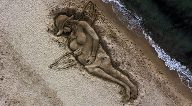 Una scultura di sabbia per Giulia Tramontano e il suo bambino mai nato sulla spiaggia - articolo