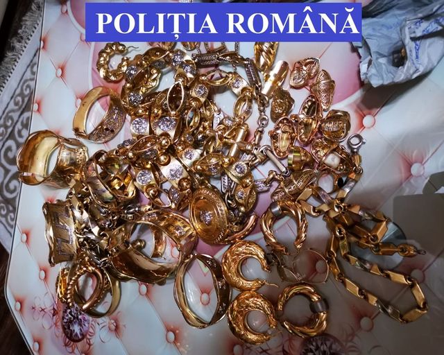 Polițiștii au confiscat două kilograme de bijuterii și bani de la cămătari din Bistrița-Năsăud
