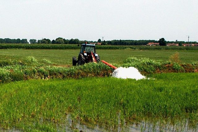 Vimercate, 67enne muore schiacciato da balla di fieno