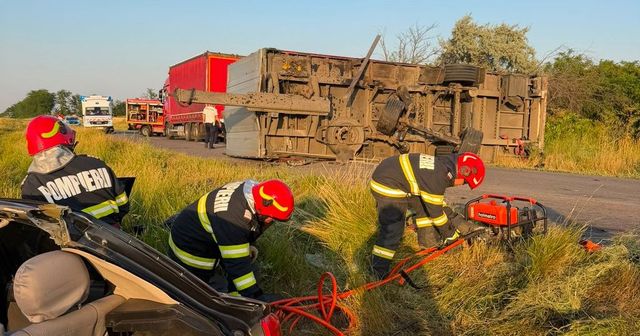 Doi morți după ce remorca unui camion încărcat cu colete s-a răsturnat peste o mașină în Brăila