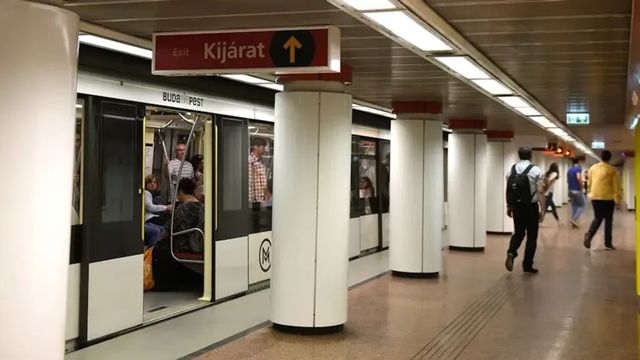 Füst miatt lezárták a 2-es metró Keleti pályaudvari állomását