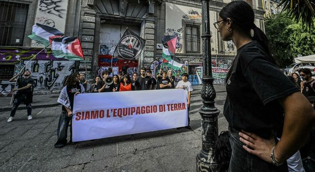 Pro Pal occupano la stazione di Napoli, treni bloccati