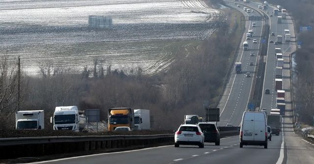 Baleset miatt lezárták az M1-es autópálya Budapest felé vezető oldalát, hatalmas a torlódás