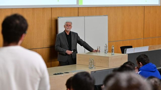 Ministr nemůže zakázat prezidentovi zastupovat zemi navenek, řekl Pavel