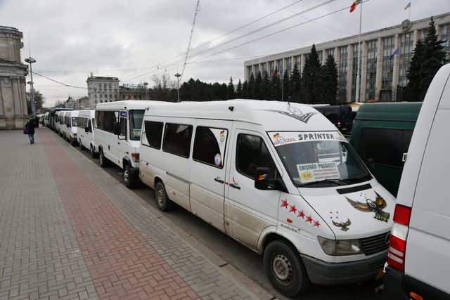 Transportatorii acuză autoritățile de tolerarea transportului ilegal și amenință cu proteste