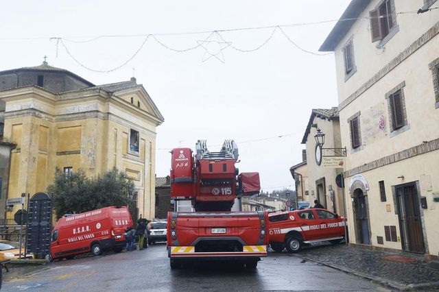 Crolla il balcone di una dimora storica durante una gita scolastica