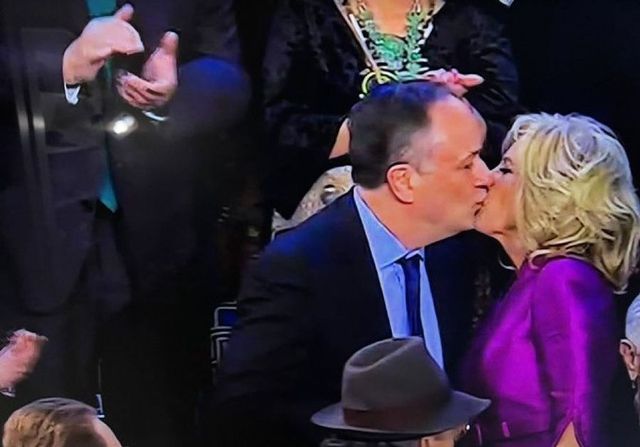 Целувка между Джил Байдън и съпруга на Камала Харис нажежи социалните мрежи