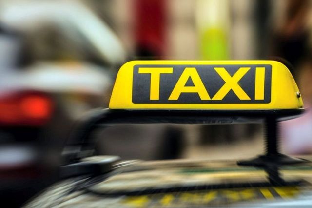 Platformele de taxi vor fi obligate să proceseze plățile prin bănci din Moldova