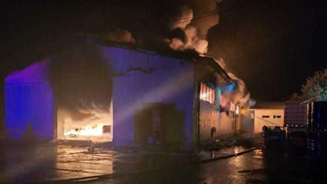 Incendiu devastator la o hală din Dâmbovița. Flăcările au distrus peste o mie de metri pătrați