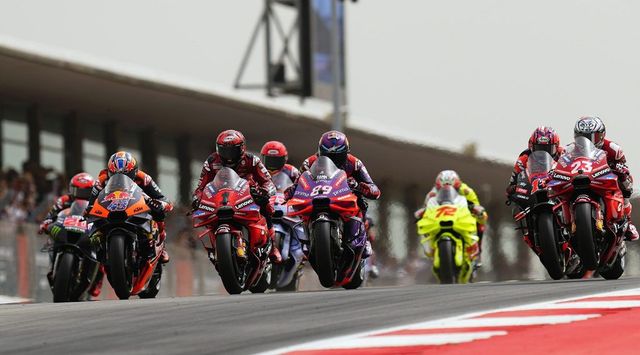 MotoGp in Australia, lepri e oche invadono la pista di Phillip Island: grande paura per Jorge Martin – Video