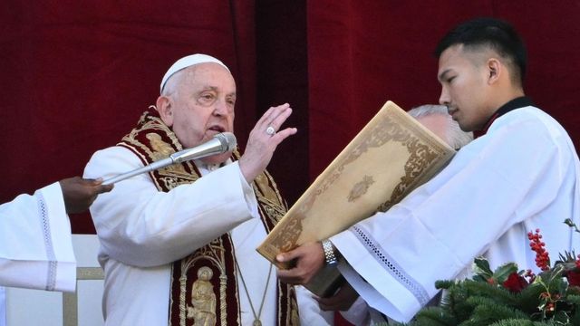 Pope Francis Calls Upon People To 'Silence Arms, Overcome Divisions' In Christmas Address