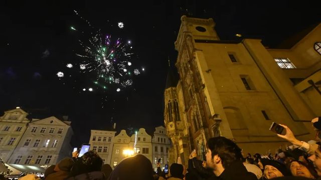 S příchodem nového roku lidé odpalovali pyrotechniku i v centru Prahy