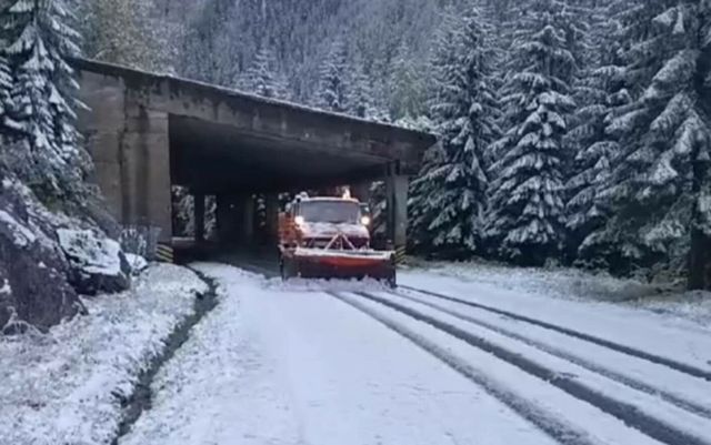 Prima zăpadă pe Transfăgărășan. Drumarii spun că deocamdată nu sunt probleme de circulație
