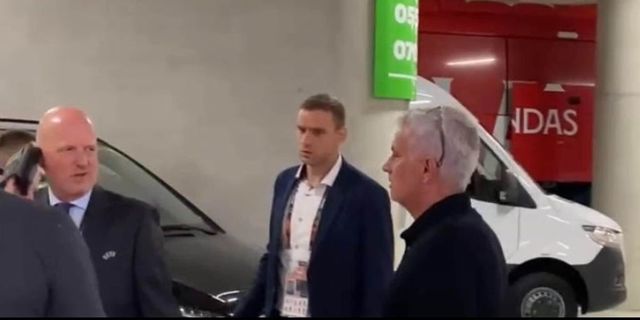 Mourinho perde la testa nel parcheggio dello stadio a Budapest: vede gli arbitri e urla di tutto