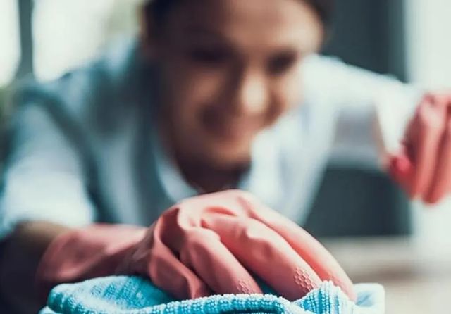 Despedida por demorarse en el desayuno y utilizar las redes sociales en su trabajo en Canarias