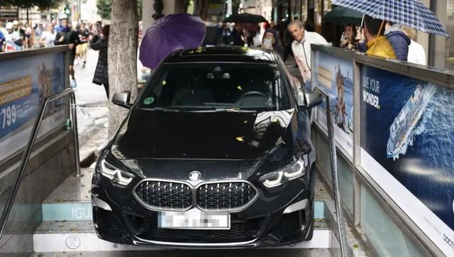 Un conductor ebrio confunde la entrada del metro con un garaje en Valencia