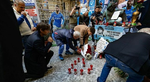 Morte Maradona, Conte, De Laurentiis e Di Lorenzo al murales di Diego ai Quartieri spagnoli