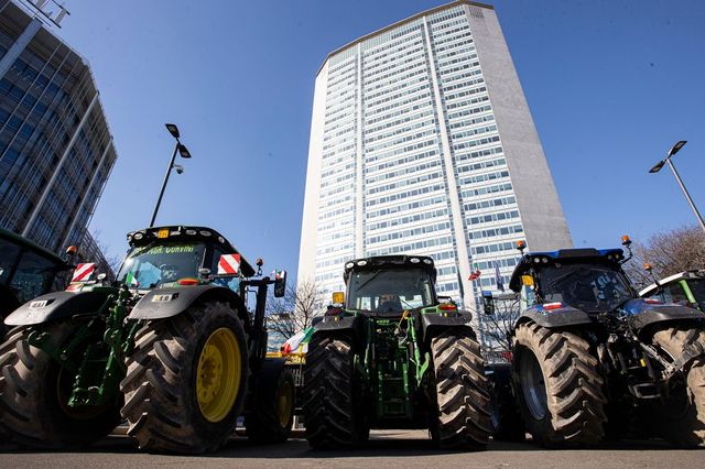 Agricoltori, si riaccende la protesta dei trattori