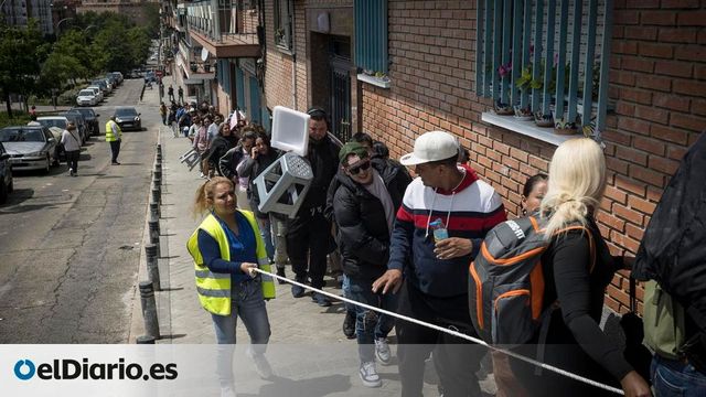 El Supremo rechaza suspender la regularización de migrantes que pedían Ayuso y la extrema derecha