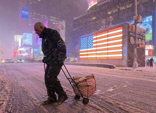 Furtuna de zăpadă paralizează SUA: Mii de zboruri anulate și pene masive de curent