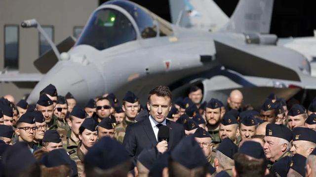 Macron anuncia el ‘refuerzo de la disuasión nuclear’ con el encargo de nuevos cazas Rafale