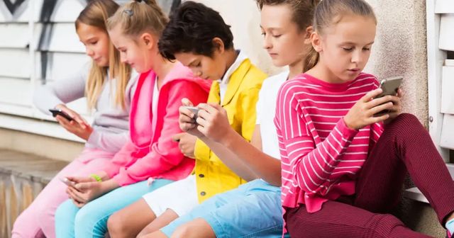 Zákaz mobilů ve školách podle návrhu Babiše a Plagy vláda patrně podpoří