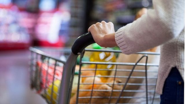 Coșul de cumpărături cu alimente s-a scumpit cu 40%, în ultimul an, la magazinele din București