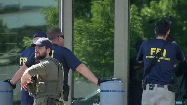 Un bărbat înarmat a atacat un sediu FBI la 3 zile după perchezițiile de la reședința lui Trump