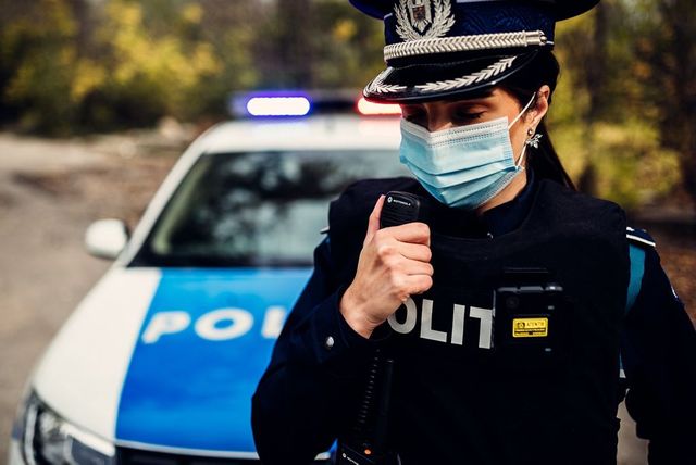 Un traficant din București a aruncat pe geam un rucsac plin cu heroină, care a căzut la picioarele polițiștilor - surse