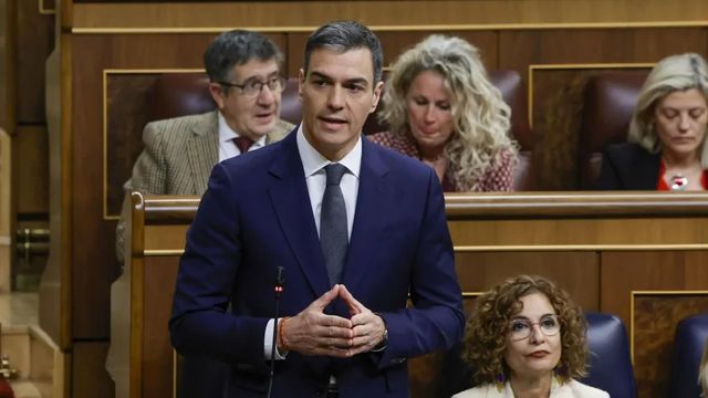 Sánchez se escuda en la economía y la corrupción del PP y Feijóo le acusa de «saquear a los trabajadores»