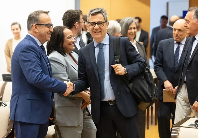 Del «pacifista pendenciero» a la «adalid de la guerra»: Bolaños y Álvarez de Toledo batallan con el alto el fuego en Irán