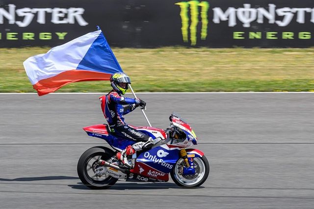 Salačova paráda v Británii! Česko má po 16 letech znovu vítěze závodu Moto2