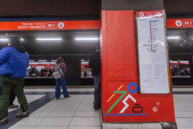 Frenata brusca della metro in centro a Milano, contusi e feriti