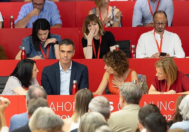 Sánchez alega ante un PSOE golpeado por los escándalos que España vive «uno de sus mejores momentos»