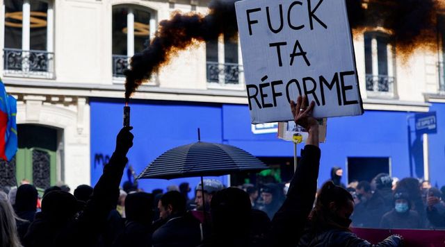 Francia, migliaia di lavoratori protestano a Parigi contro riforma pensioni