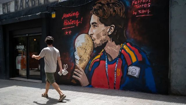 Vandalizan el mural de TvBoy dedicado a Ferran Torres en Barcelona